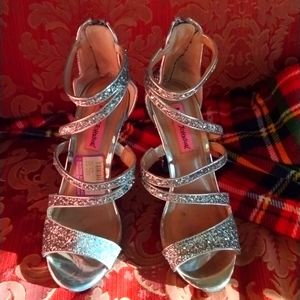 🤩BETSEY JOHNSON-Silver Glitter Heels Size 8.5